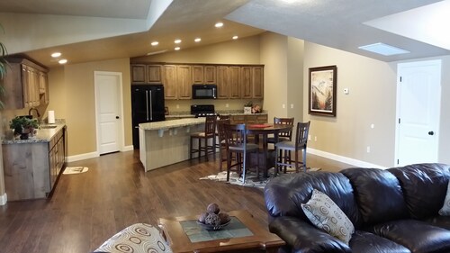 Newer 2000 plus sq ft Apartment Bring your Pets and Toys