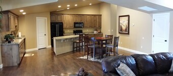 Newer 2000 plus sq ft Apartment Bring your Pets and Toys
