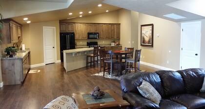 Newer 2000 plus sq ft Apartment Bring your Pets and Toys