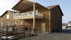 Exterior - Newer 2000 plus sq ft Apartment Bring your Pets and Toys (West Bountiful)