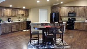 Dining - Newer 2000 plus sq ft Apartment Bring your Pets and Toys (West Bountiful)