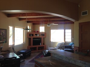 Smart TV, fireplace, video games, DVD player - North Scottsdale Luxury Home 5 Min. From Troon And The Four Seasons Resort (Scottsdale)