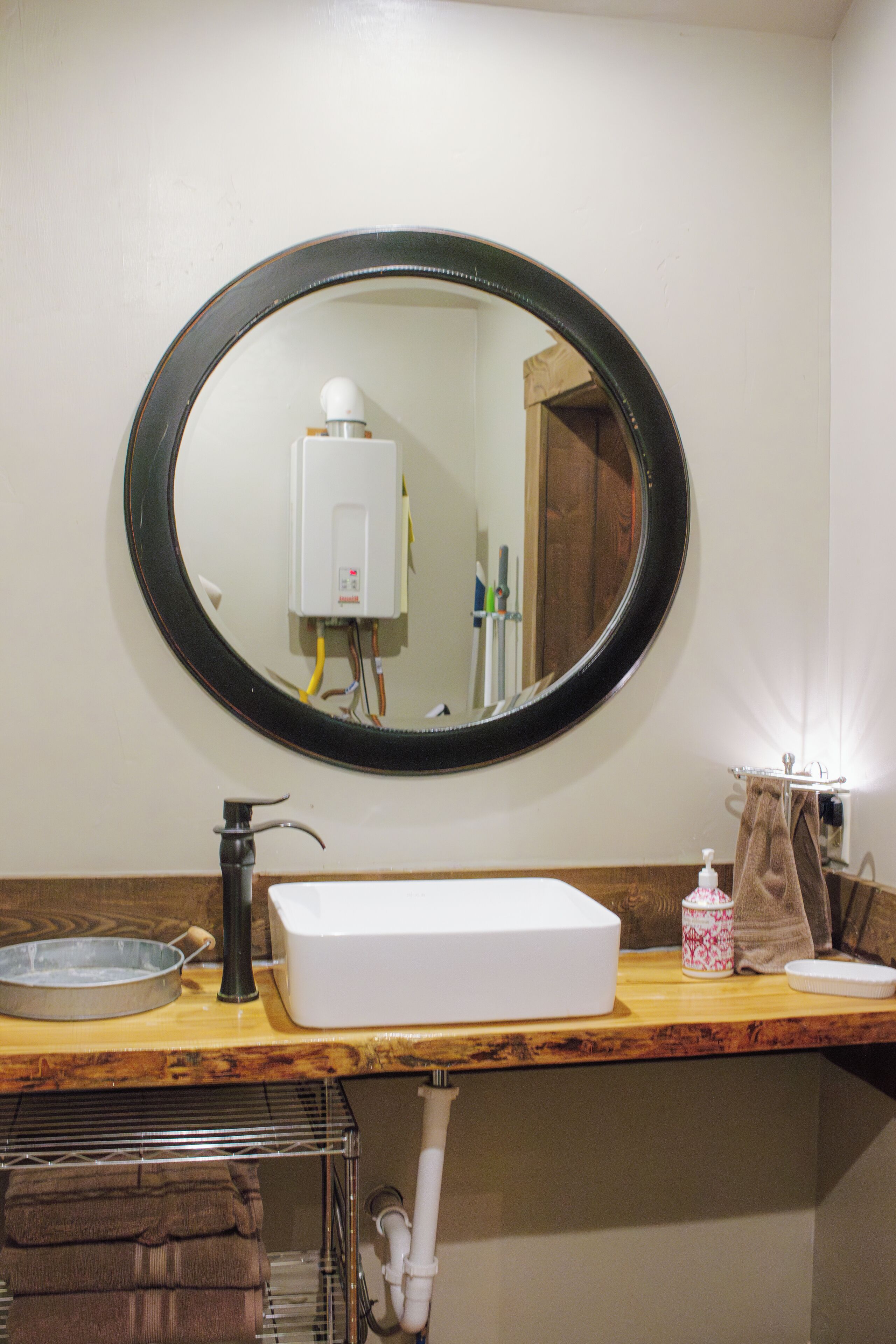 Douche, sèche-cheveux, serviettes fournies, papier toilette