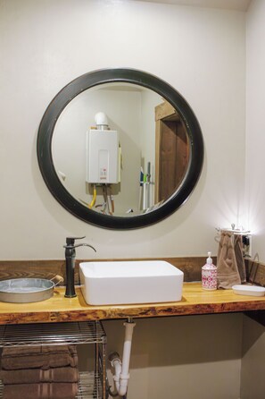 Dusch, hårtork, handdukar och toalettpapper