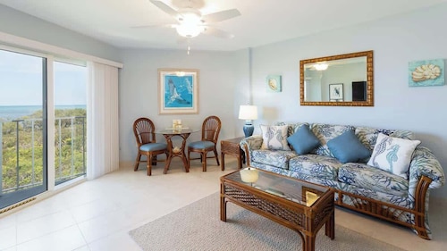 Ocean Lovers Suite [Ocean Pointe 5413]