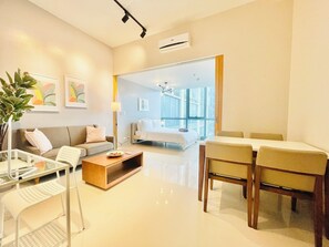 Appartamento Comfort, 1 camera da letto, vista città, piano elevato | Pasti in camera