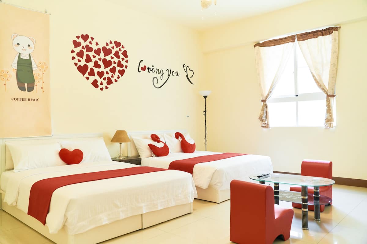 Habitación cuádruple Deluxe | Escritorio, wifi gratis y ropa de cama