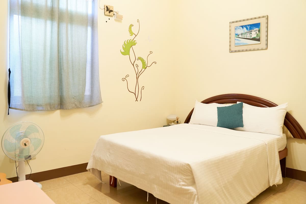 Habitación básica doble | Escritorio, wifi gratis y ropa de cama