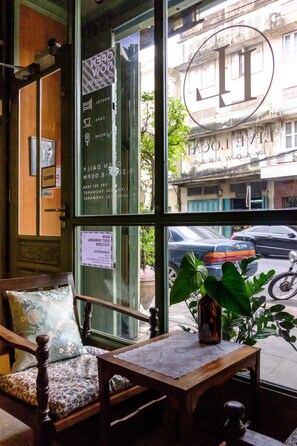 Coin salon dans le hall