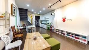 Ein modernes Interieur mit einer Treppe, einer Küchenzeile und einem Kinderspielbereich.