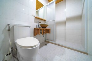 Standard Quadruple Room (Green) | Bathroom | Shower, hair dryer, slippers, towels - Sigang Grandma House (Tainan)