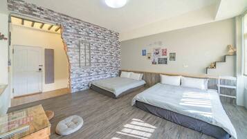 Phòng 4 Tiêu chuẩn (Red) | Trang bị nội thất với thiết kế riêng biệt, bàn, phòng cách âm