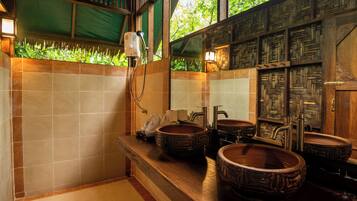 Tree House (Loft) | Salle de bain | Douche, bidet, serviettes fournies, savon