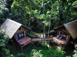 Treehouse Loft | In-room safe, bed sheets