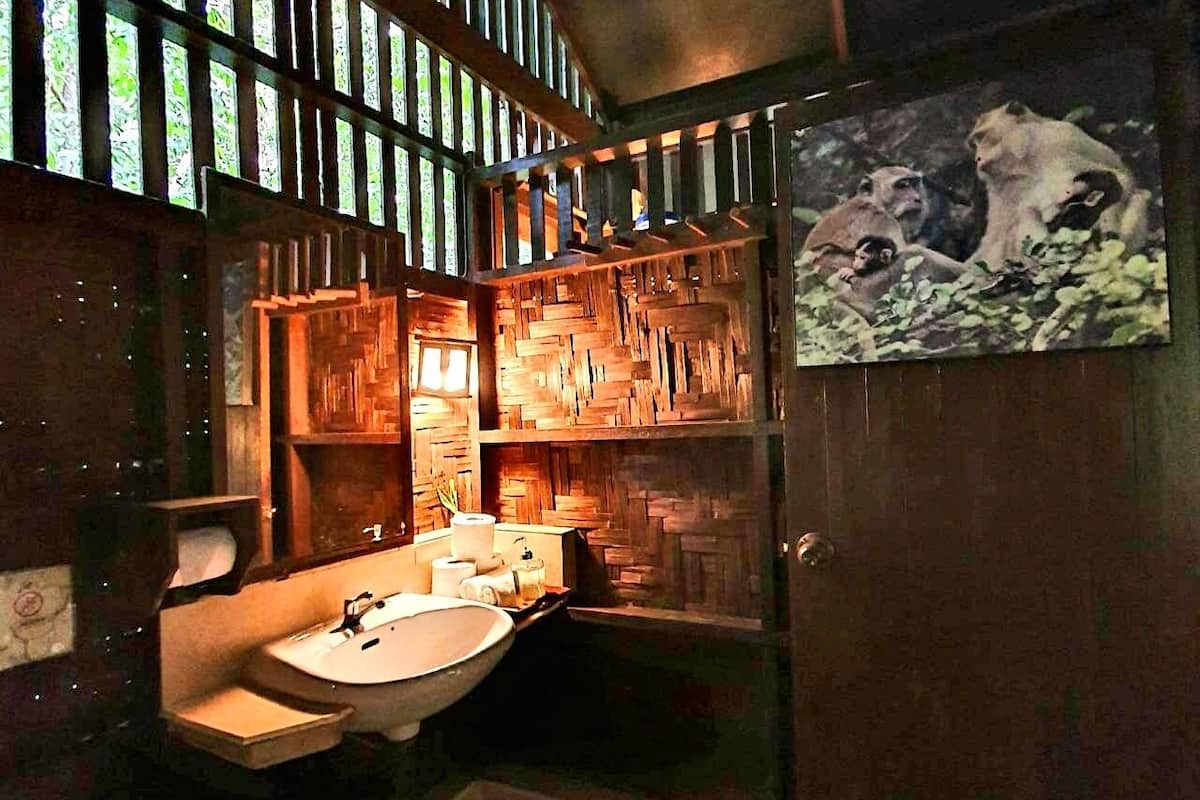 treehouse triple | bathroom | shower, bidet, towels, soap