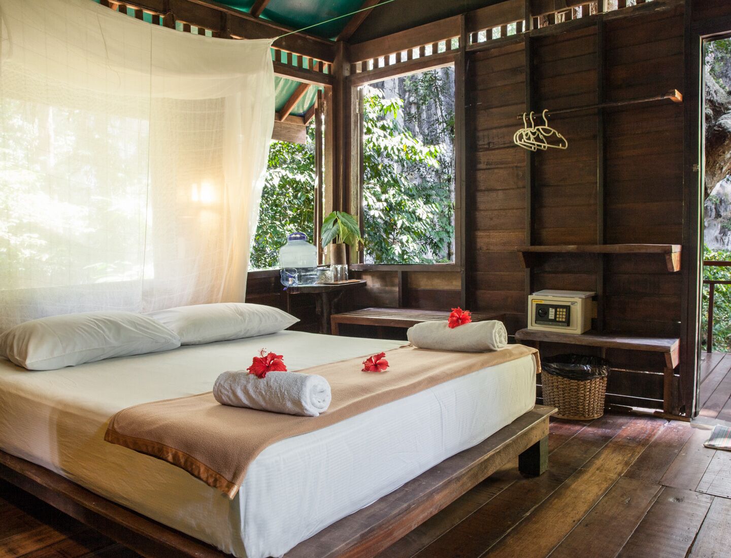 ツリーハウス (Triple) | セーフティボックス (室内)、ベッドシーツ