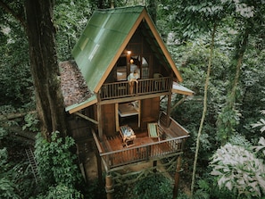 Casa a l'arbre (2-Storey) | Caixa forta a l'habitació i roba de llit