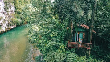 Vista frontal de la propiedad