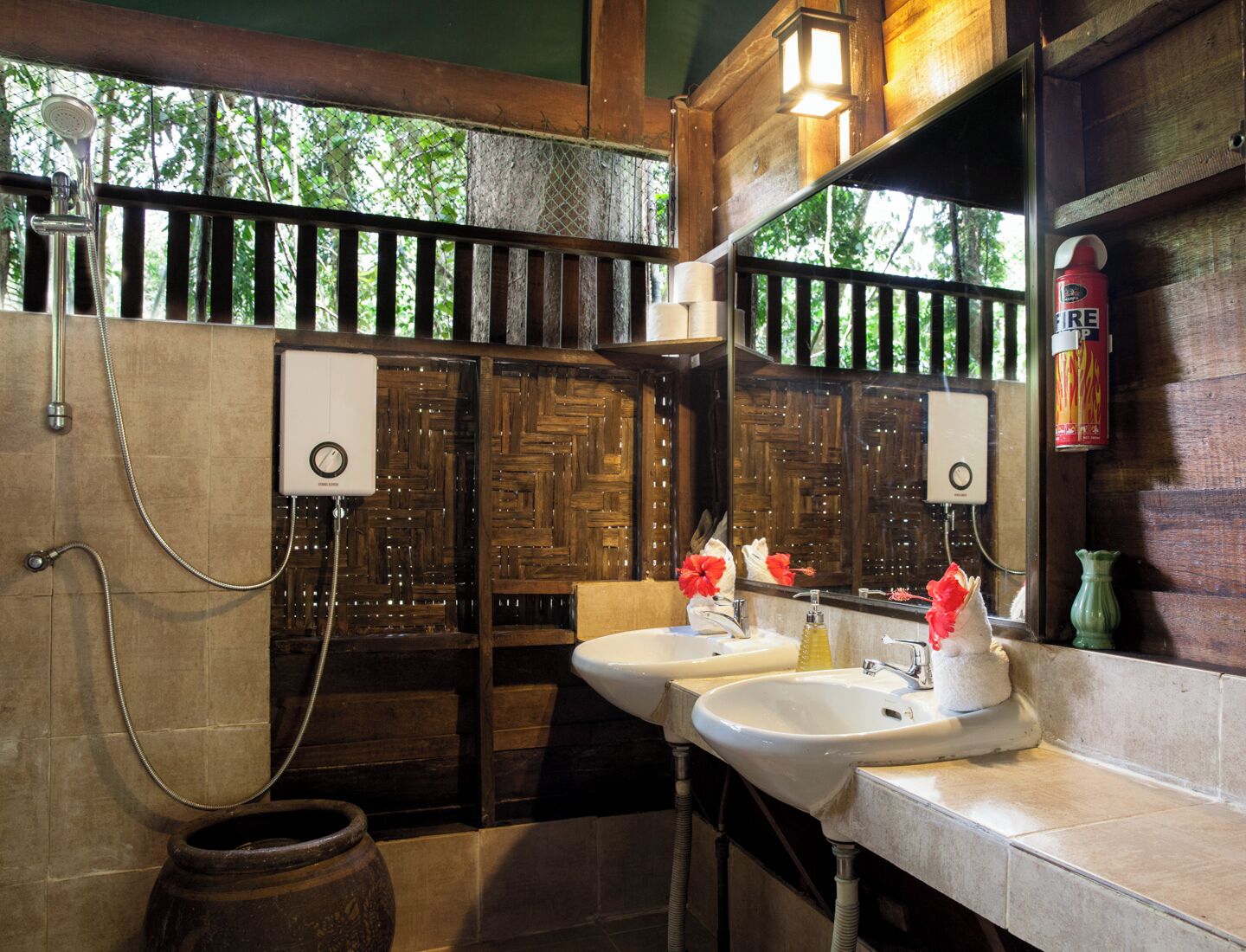 treehouse family | bathroom | shower, bidet, towels, soap