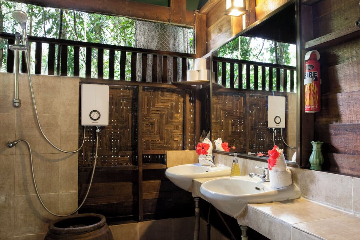 treehouse family | bathroom | shower, bidet, towels, soap