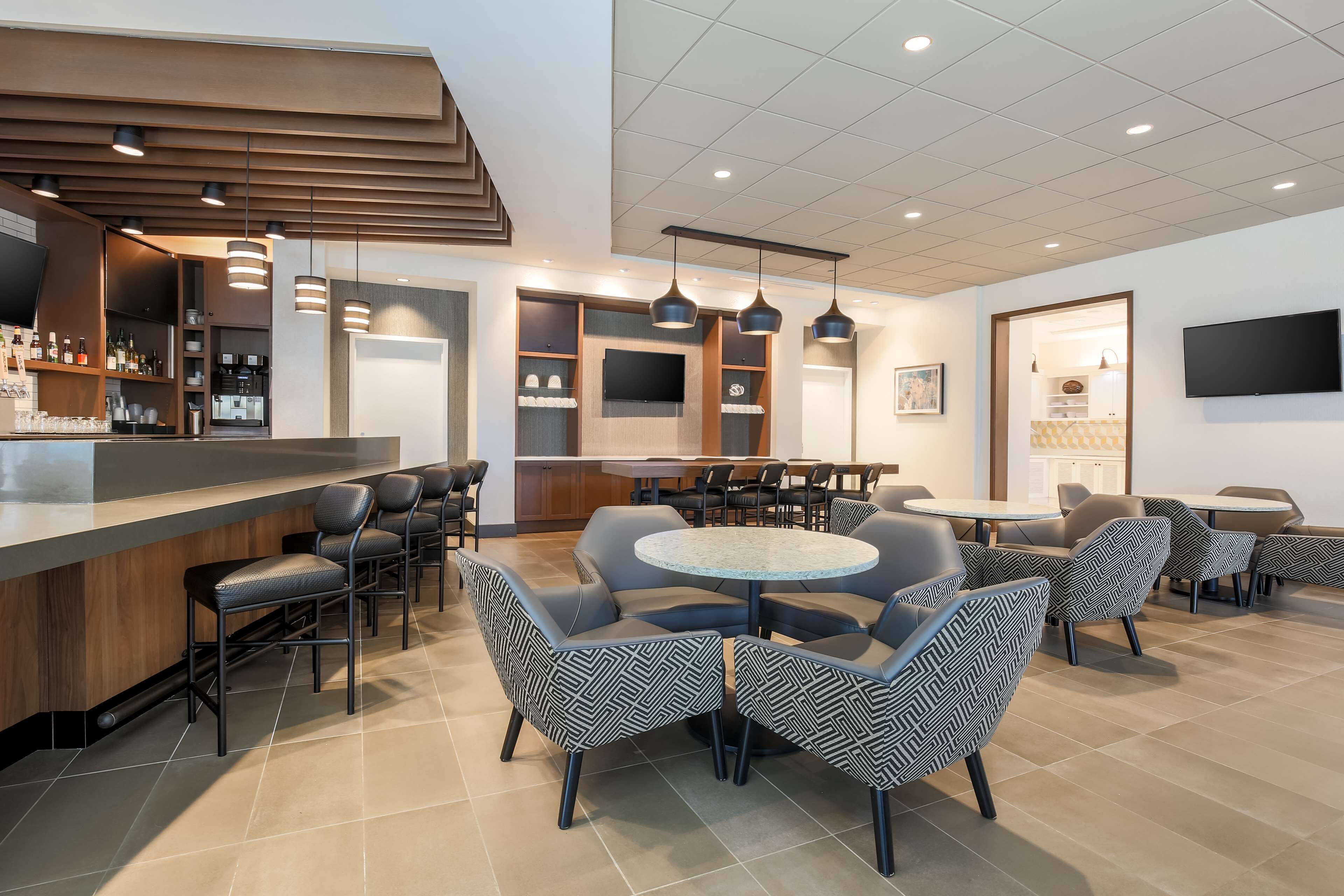 lunch, dinner and brunch served