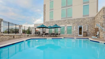 Alberca al aire libre, acceso de 06:00 a 22:00, y camastros