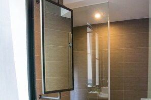 画廊联排别墅 | 浴室 | 淋浴设施、吹风机、拖鞋、毛巾
