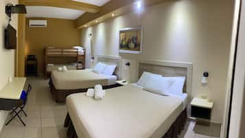 Quarto família, várias camas | Escrivaninha, quartos à prova de som, Wi-Fi de cortesia, roupa de cama