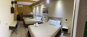 ห้องแฟมิลี่, หลายเตียง | โต๊ะทำงาน, ห้องเก็บเสียง, Wi-Fi ฟรี, ผ้าปูที่นอน