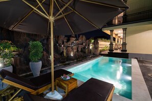 Piscine extérieure, chaises longues