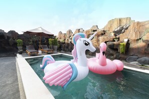 Piscine extérieure, chaises longues