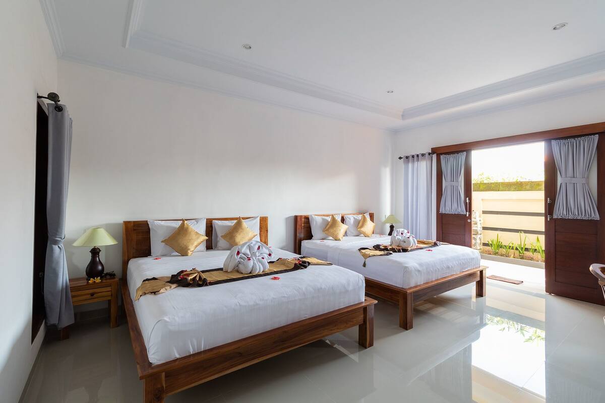 Family Room | Desk, WiFi (free), bed sheets