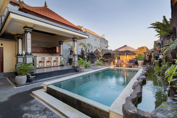 Outdoor pool, sun loungers - Kusuma Guesthouse (Canggu)