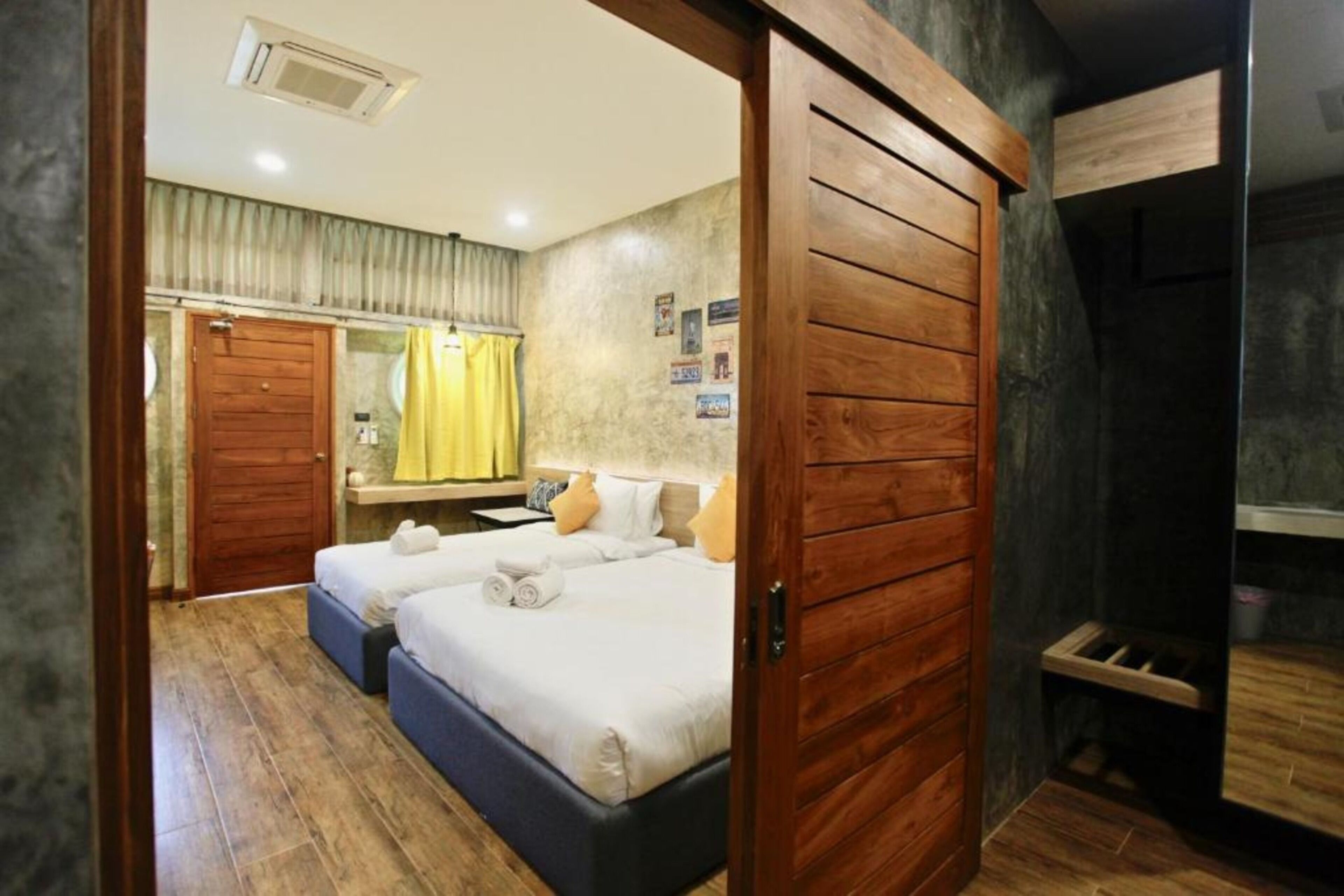 Foto - Yellow Pillow village