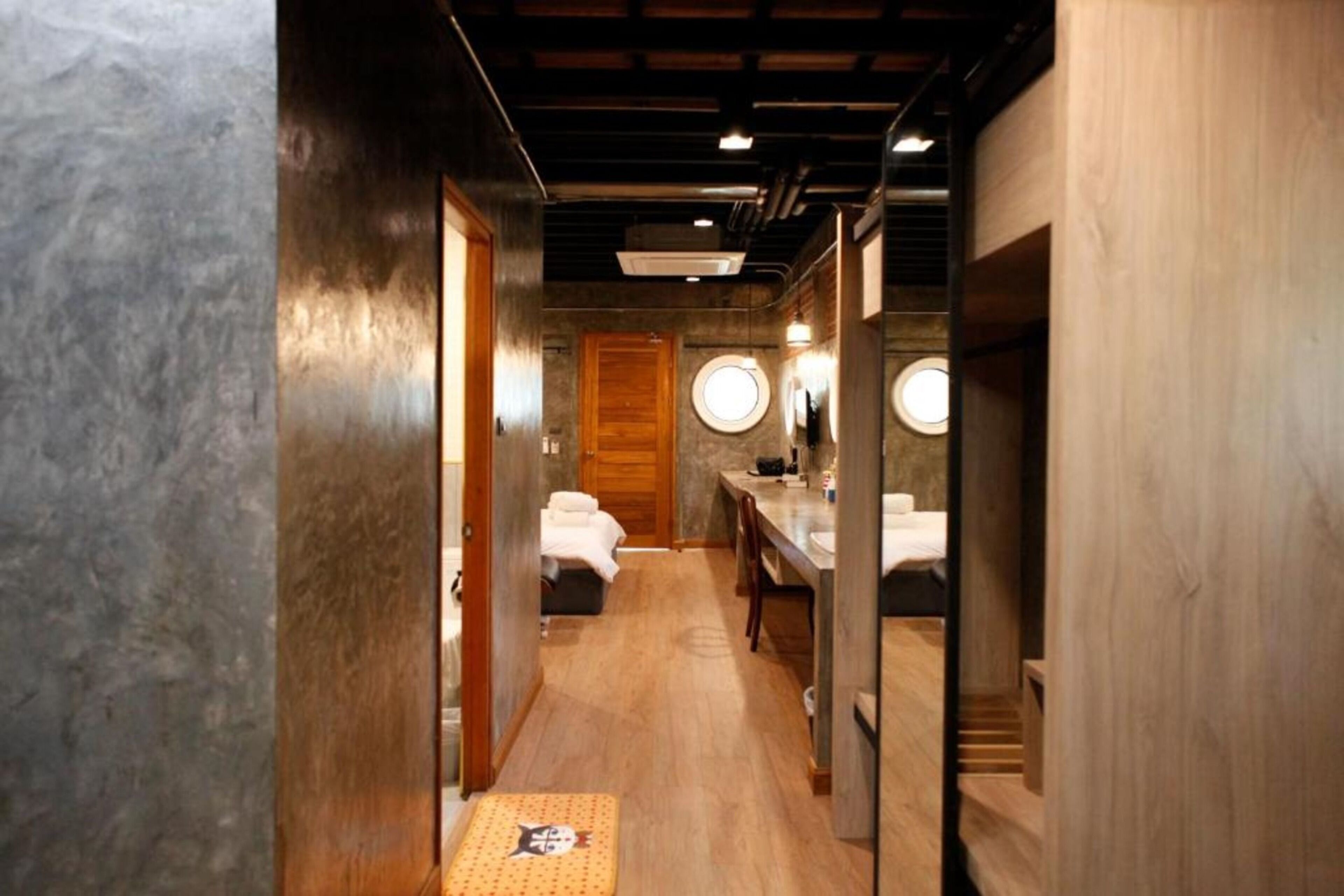 Family Loft Suite Room | Badezimmer | Dusche, kostenlose Toilettenartikel, Haartrockner, Hausschuhe