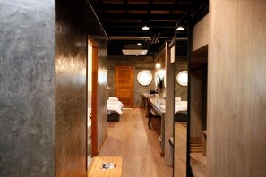 Family Loft Suite Room | Salle de bain | Douche, articles de toilette gratuits, sèche-cheveux, chaussons