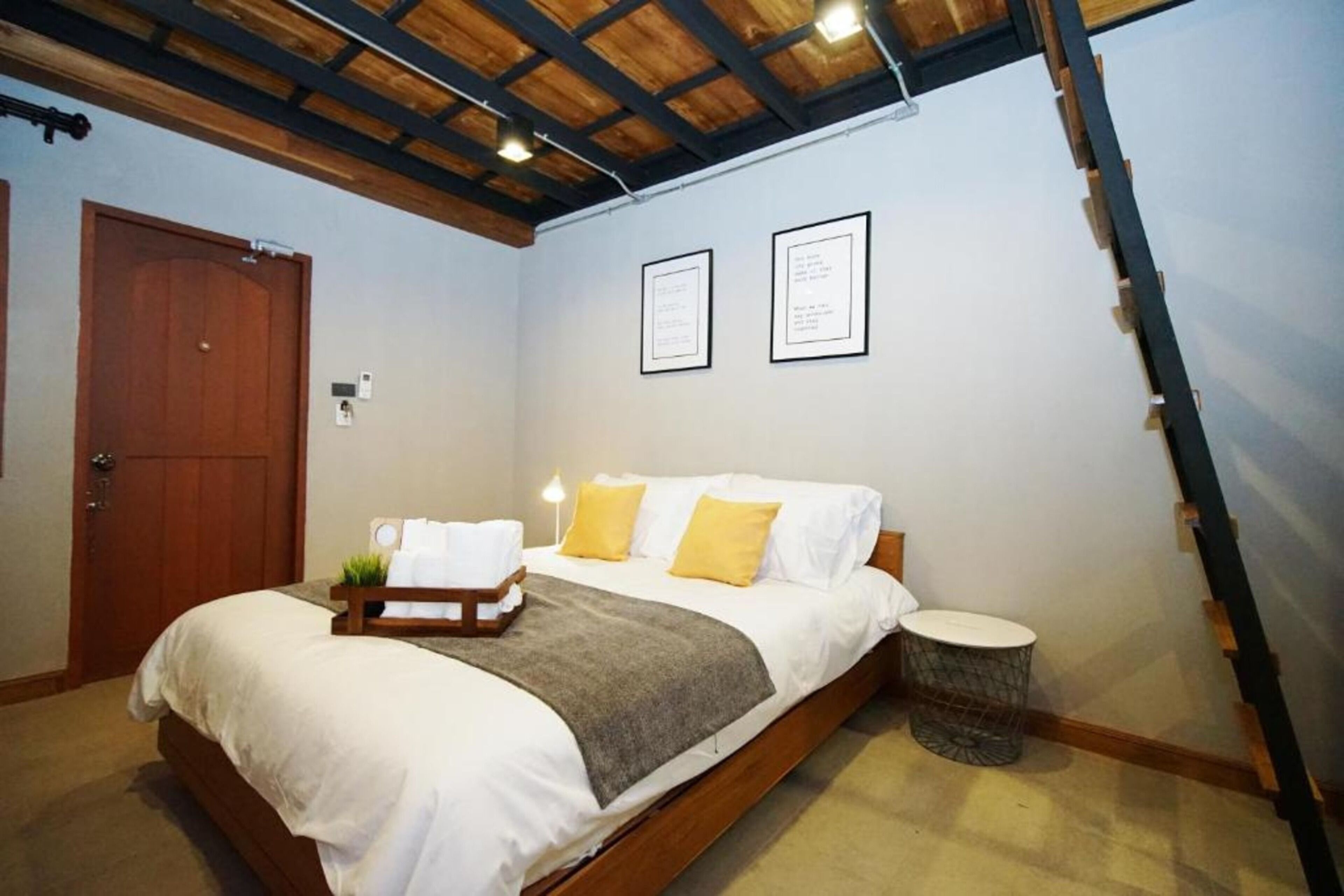 Foto - Yellow Pillow village