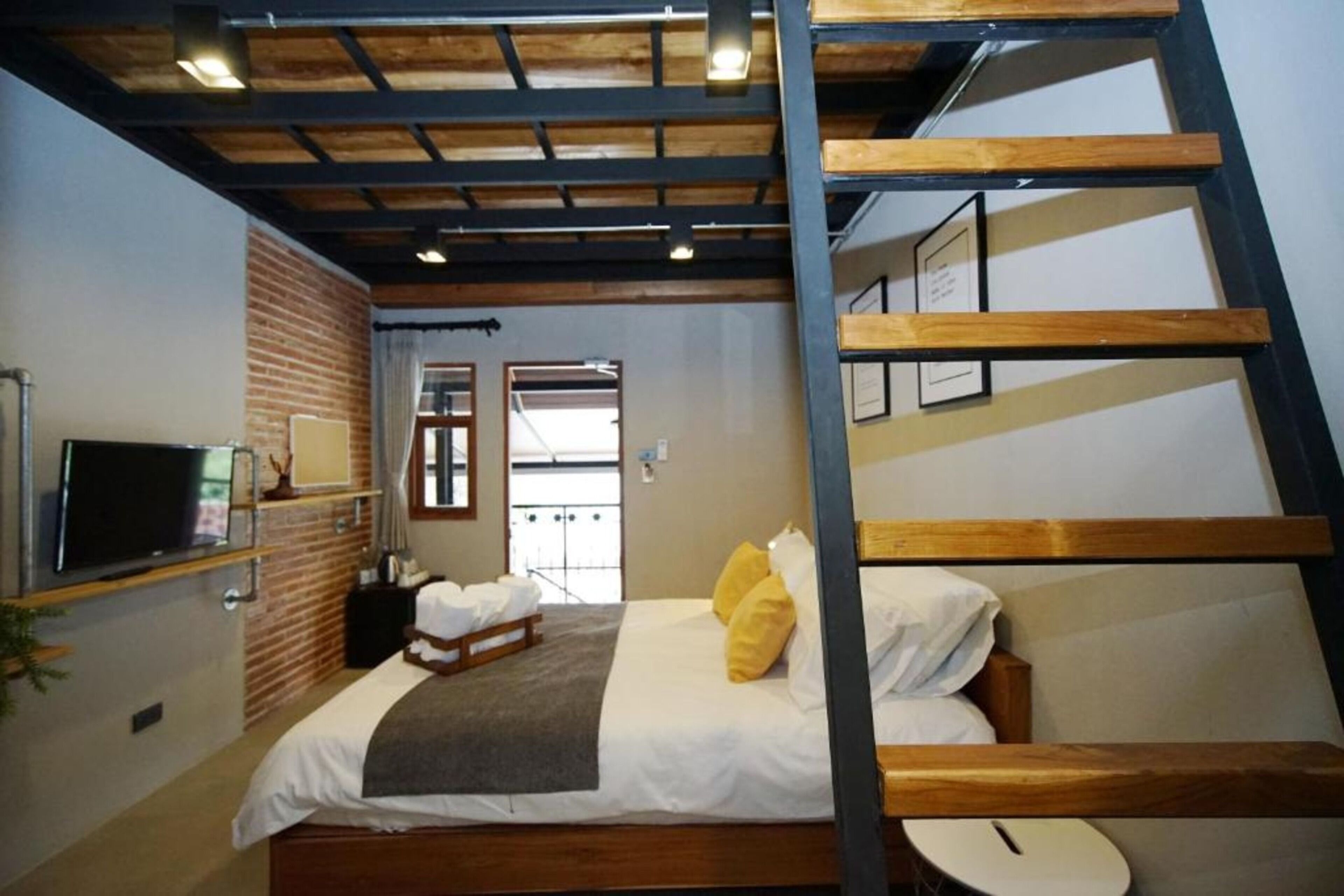 Foto - Yellow Pillow village