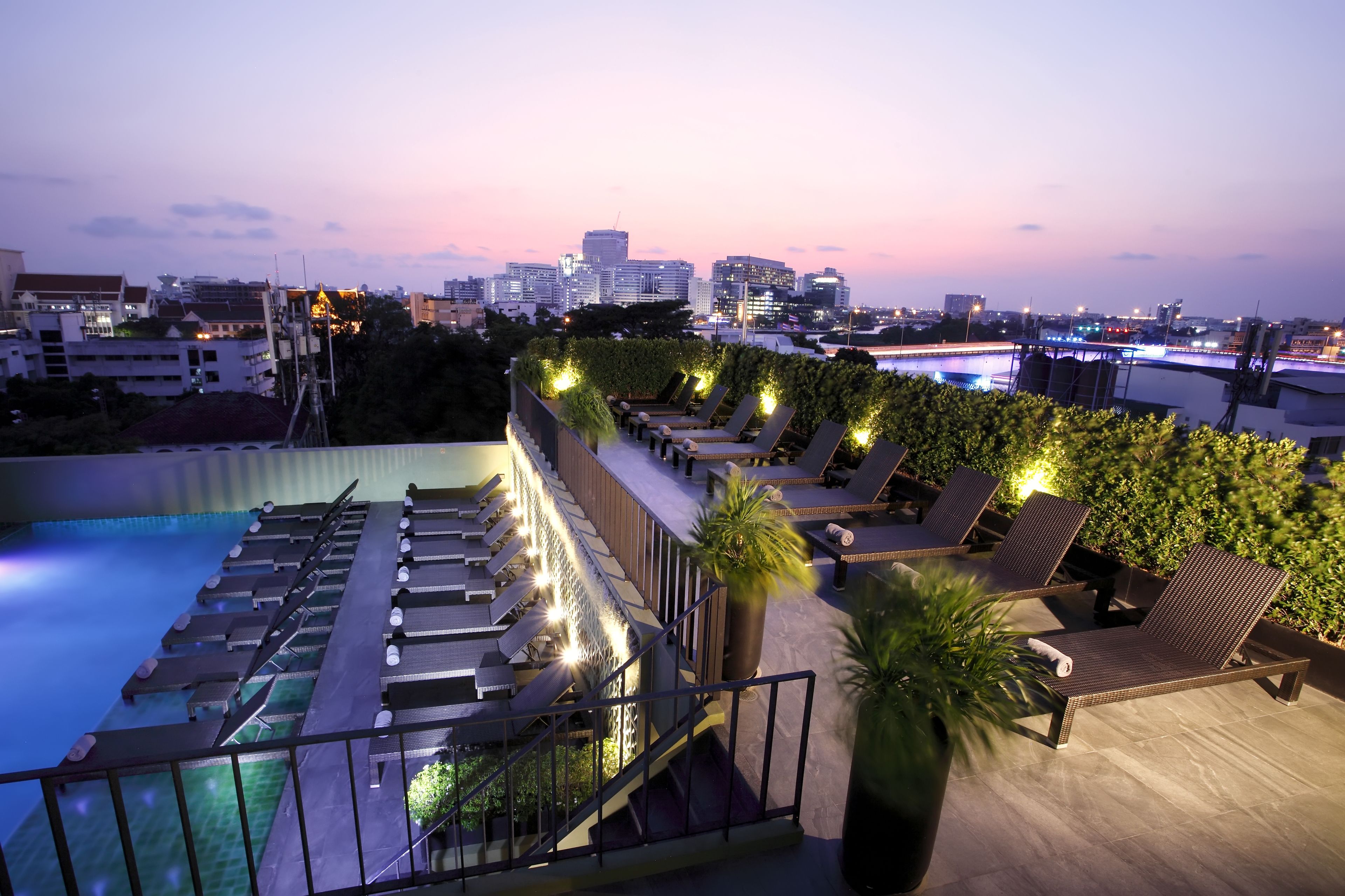 สระว่ายน้ำกลางแจ้ง