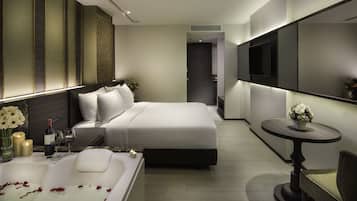 Minibar, caja de seguridad en la habitación y escritorio