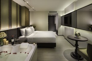 Frigobar, cofres nos quartos, escrivaninha, cortinas blackout