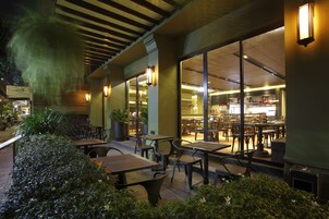 Breakfast, lunch, dinner served; Thai cuisine 