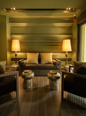 Lobby sitting area - Chillax Heritage (Bangkok)