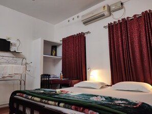 Chambre Double Familiale, 1 très grand lit, salle de bains privée, vue fleuve | Literie de qualité supérieure, coffres-forts dans les chambres