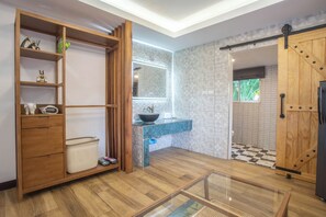 Une petite salle de bain avec un meuble-lavabo en bois, un miroir et un lavabo.