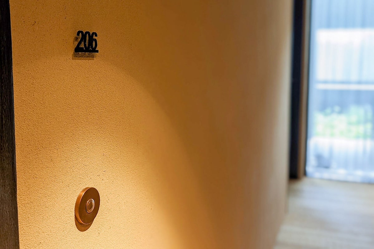 Superior-Zimmer, Blick auf den Innenhof, Annex (206 with Balcony) | Hochwertige Bettwaren, Daunenbettdecken, Minibar, Zimmersafe