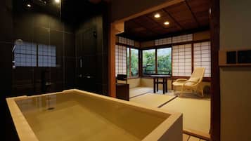 104:Deluxe Maisonette with Tea Ceremony Room, Hollywood Twin(Main) | Bathroom | Separate tub and shower, deep soaking tub, rainfall showerhead