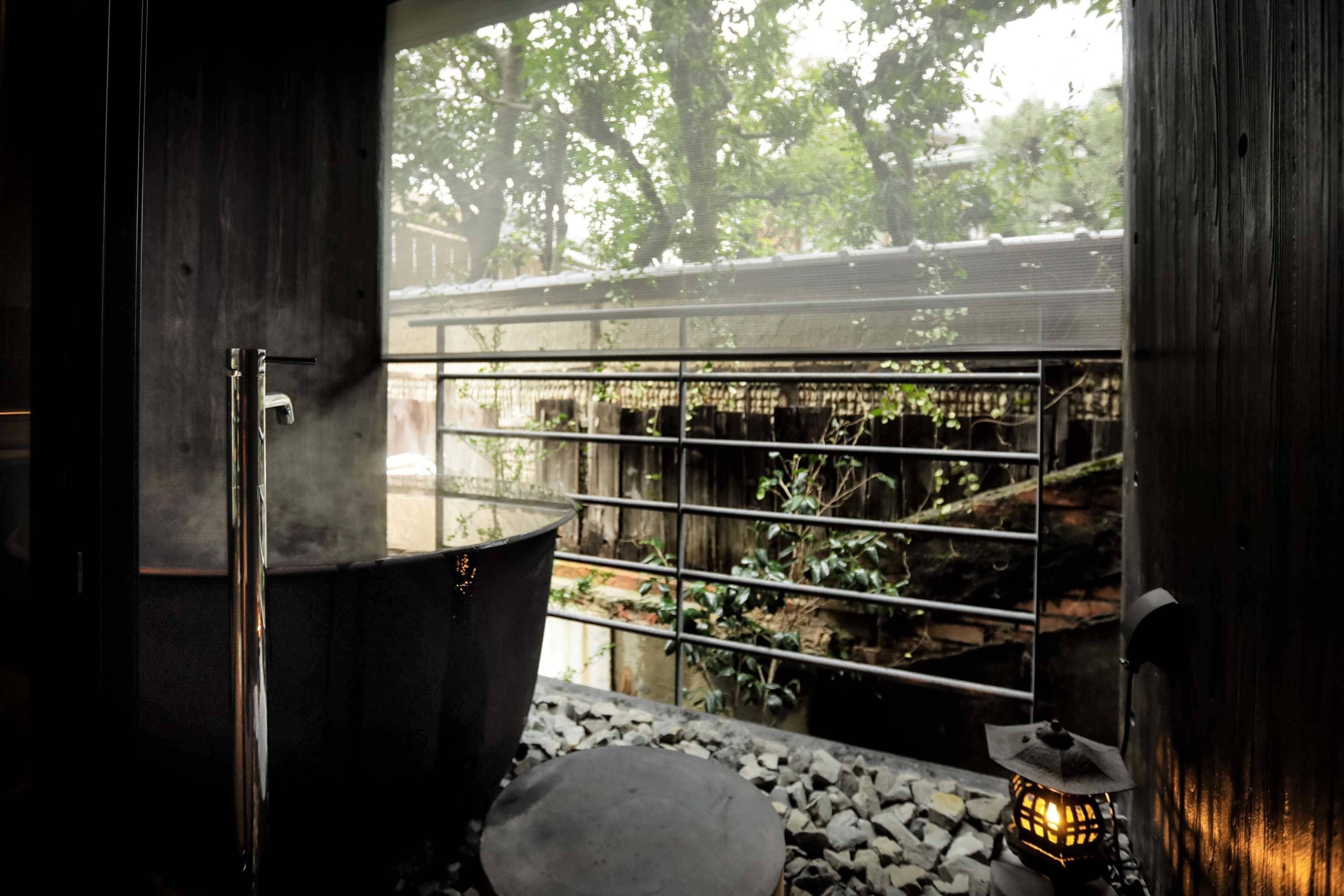 Deluxe-huone, lisärakennuksessa (Tree View, Annex 1) | Kylpyhuone | Erillinen kylpyamme ja suihku, syvä kylpyamme, sadesuihkupää