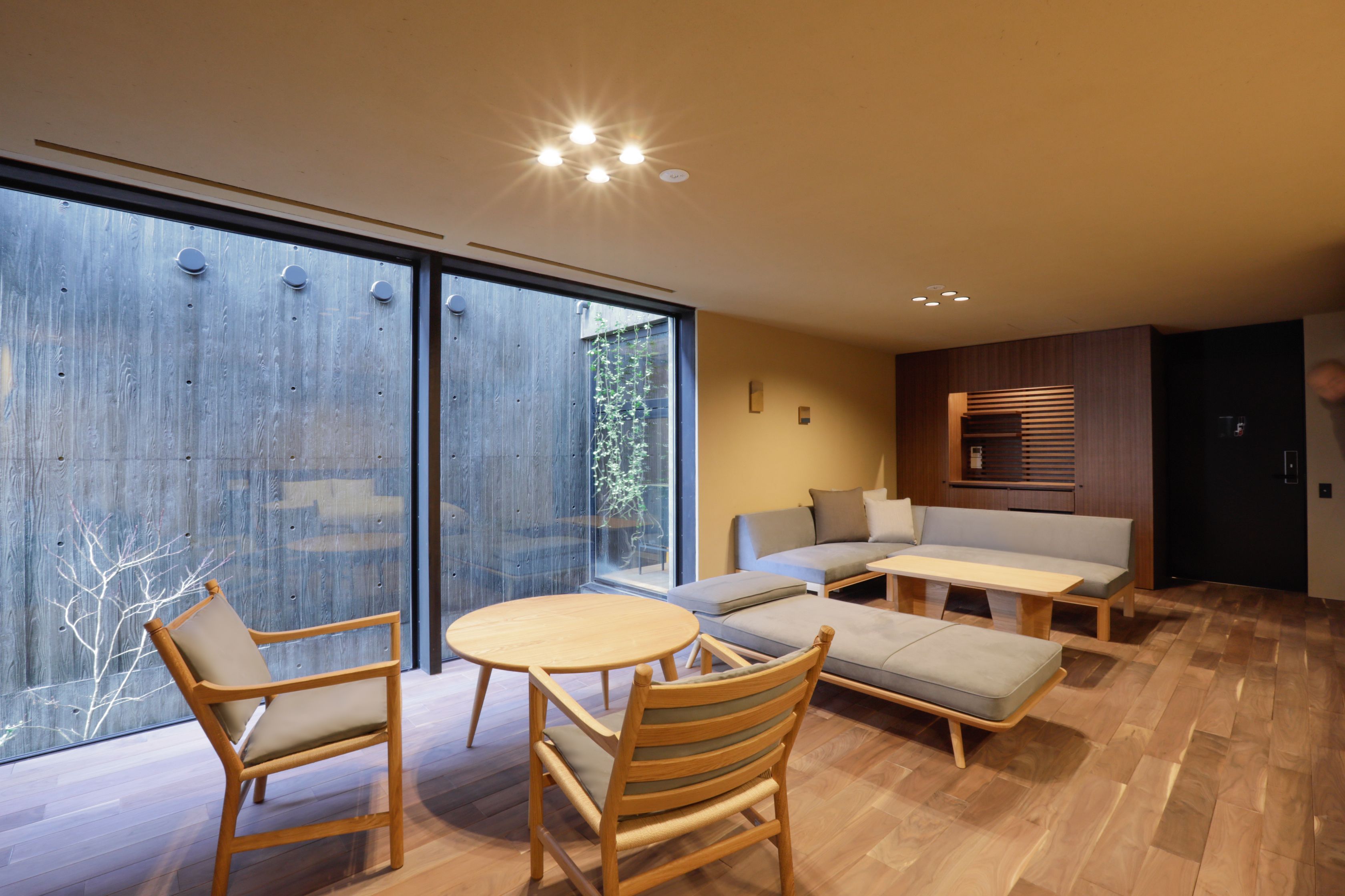 Deluxe-huone, lisärakennuksessa (Tree View, Annex 2) | Ylelliset vuodevaatteet, untuvapeitot, minibaari, tallelokero huoneessa