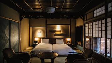 102:Deluxe Room with Private Garden, Hollywood Twin(Main) | Premium bedding, down comforters, minibar, in-room safe